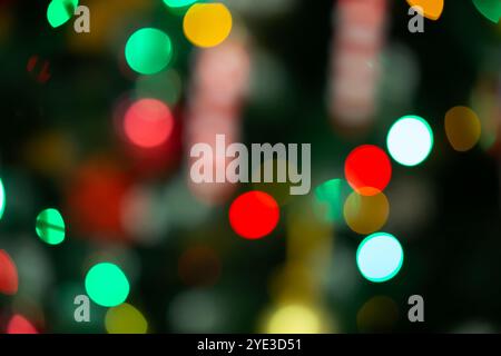 Farbenfrohe Weihnachtsflecken seitlich von der Weihnachtsbaumgirlande. Stockfoto