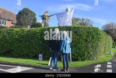 Worthing UK 29. Oktober 2024 - Vogelscheuchen, die 40 Jahre seit der Herstellung des Ghostbusters-Films feiern, sind Teil dieses Jahres Ferring Scarecrow Festival in der Nähe von Worthing . Dieses Jahr gibt es über 80 Vogelscheuchen, die im Dorf verteilt sind und Geld für eine lokale Demenz-Wohltätigkeitsorganisation sammeln... : Credit Simon Dack / Alamy Live News Stockfoto