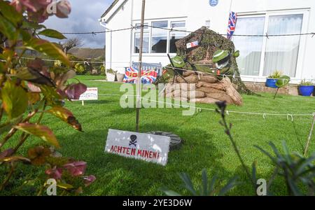 Worthing UK 29. Oktober 2024 - Eine D-Day-Landungsszene ist Teil des diesjährigen Ferring Scarecrow Festival in der Nähe von Worthing . Dieses Jahr gibt es über 80 Vogelscheuchen, die im Dorf verteilt sind und Geld für eine lokale Demenz-Wohltätigkeitsorganisation sammeln... : Credit Simon Dack / Alamy Live News Stockfoto