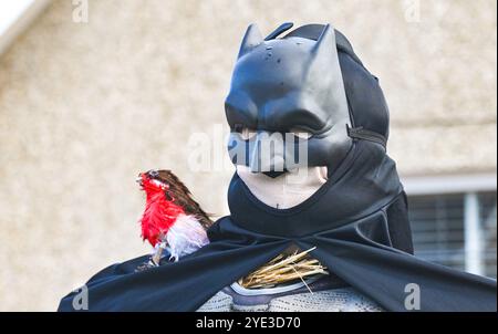 Worthing UK 29. Oktober 2024 - Ein Batman und Eine ziemlich kleine Robin Vogelscheuche sind Teil dieses Jahres Ferring Scarecrow Festival in der Nähe von Worthing . Dieses Jahr gibt es über 80 Vogelscheuchen, die im Dorf verteilt sind und Geld für eine lokale Demenz-Wohltätigkeitsorganisation sammeln... : Credit Simon Dack / Alamy Live News Stockfoto