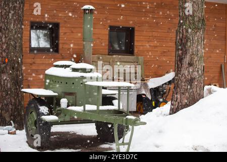 Militärmobile Feldküche im Winter. Stockfoto