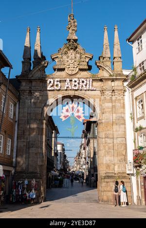 Braga, Portugal - 24. Mai 2024 - Dekoration der Krönungsrevolution am Arco da Porta Nova Tor von Braga, Portugal Stockfoto