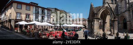 Braganca, Portugal - 26. Mai 2024 - Guimaraes, Portugal - 26. Mai 2024 - traditionelle portugiesische Holzfassaden am Platz Largo da Oliveira in Th Stockfoto