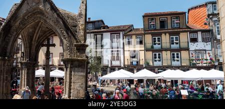 Braganca, Portugal - 26. Mai 2024 - Guimaraes, Portugal - 08. Mai 2024 - traditionelle portugiesische Holzfassaden am Platz Largo da Oliveira in Th Stockfoto