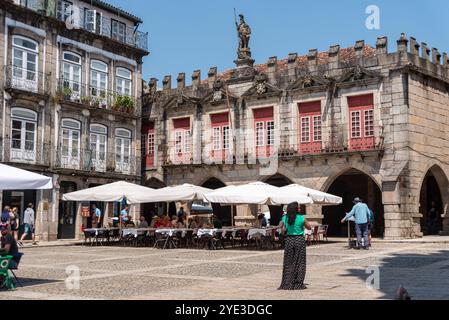 Braganca, Portugal - 26. Mai 2024 - Guimaraes, Portugal - 08. Mai 2024 - traditionelle portugiesische Holzfassaden am Platz Largo da Oliveira in der Stadt Stockfoto