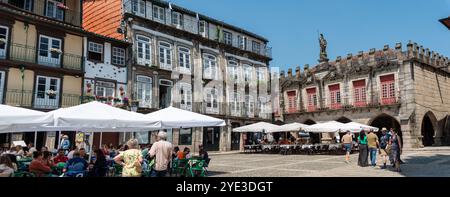 Braganca, Portugal - 26. Mai 2024 - Guimaraes, Portugal - 08. Mai 2024 - traditionelle portugiesische Holzfassaden am Platz Largo da Oliveira Stockfoto