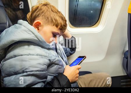 Achtjähriger Junge im Flugzeug, Girona, Katalonien, Spanien Stockfoto