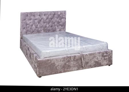 Doppelbett mit weichem Kopfteil. Gepolsterte Möbel. Stockfoto