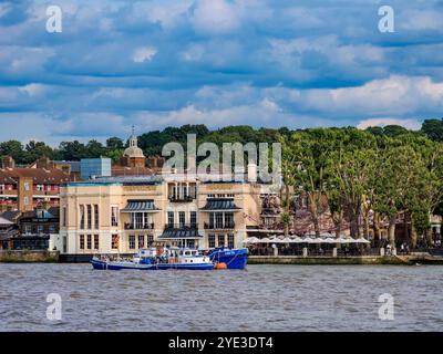 Blick über die Themse in Richtung Trafalgar Tavern in Greenwich, London, England, Großbritannien Stockfoto