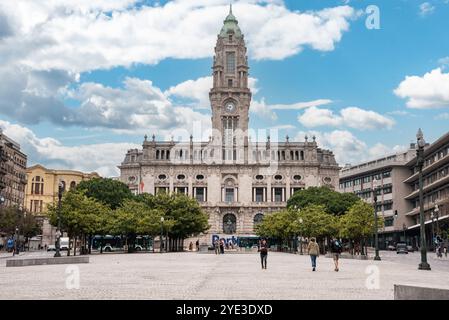 Porto, Portugal - 28. Mai 2024 - klassizistisches Rathaus von Porto an einem sonnigen Sommertag, Porto Stockfoto