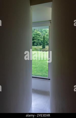 Porto, Portugal - 28. Mai 2024 - hoher und schmaler Flur im Serralves-Fundament in Porto mit großem Fenster und Blick auf den Park, Portugal Stockfoto