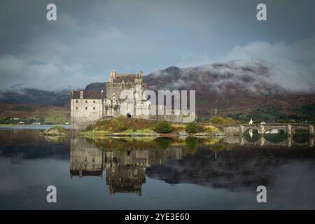 Schottischer Nebel umhüllt einen Hügel hinter Eilean Donan Castle, Highlands, Schottland Stockfoto