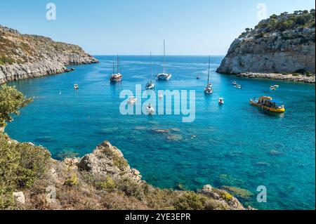 FALIRIKI, GRIECHENLAND - 09. September 2024: Boote in der Bucht von Anthony Quinn auf der Insel Rhodos in Griechenland. Dieser Strand liegt in einem der beliebtesten Stockfoto