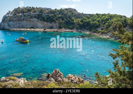 FALIRIKI, GRIECHENLAND - 09. September 2024: Boote in der Bucht von Anthony Quinn auf der Insel Rhodos in Griechenland. Dieser Strand liegt in einem der beliebtesten Stockfoto