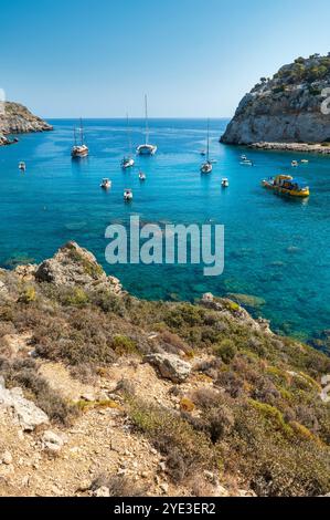 FALIRIKI, GRIECHENLAND - 09. September 2024: Boote in der Bucht von Anthony Quinn auf der Insel Rhodos in Griechenland. Dieser Strand liegt in einem der beliebtesten Stockfoto