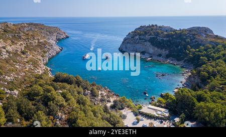 Boote in der Bucht von Anthony Quinn auf der Insel Rhodos in Griechenland. Diese Bucht liegt in einer der beliebtesten Buchten der Insel. Stockfoto