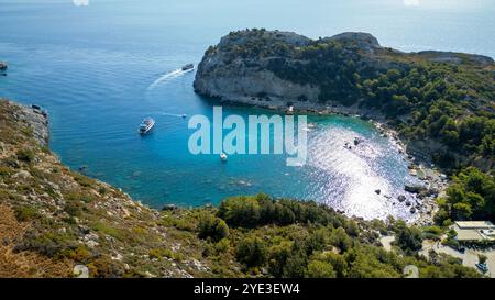 Boote in der Bucht von Anthony Quinn auf der Insel Rhodos in Griechenland. Diese Bucht liegt in einer der beliebtesten Buchten der Insel. Stockfoto