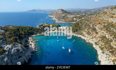 Boote in der Bucht von Anthony Quinn auf der Insel Rhodos in Griechenland. Diese Bucht liegt in einer der beliebtesten Buchten der Insel. Stockfoto