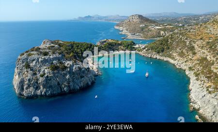 Boote in der Bucht von Anthony Quinn auf der Insel Rhodos in Griechenland. Diese Bucht liegt in einer der beliebtesten Buchten der Insel. Stockfoto