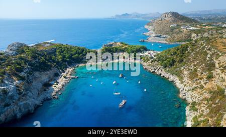 Boote in der Bucht von Anthony Quinn auf der Insel Rhodos in Griechenland. Diese Bucht liegt in einer der beliebtesten Buchten der Insel. Stockfoto