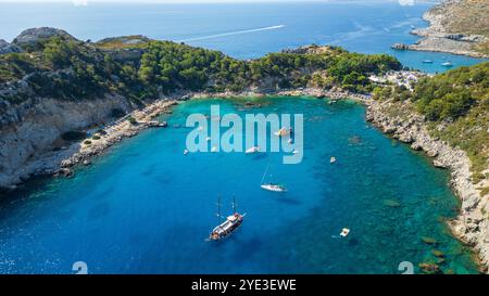 Boote in der Bucht von Anthony Quinn auf der Insel Rhodos in Griechenland. Diese Bucht liegt in einer der beliebtesten Buchten der Insel. Stockfoto