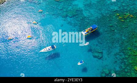 Boote in der Bucht von Anthony Quinn auf der Insel Rhodos in Griechenland. Diese Bucht liegt in einer der beliebtesten Buchten der Insel. Stockfoto