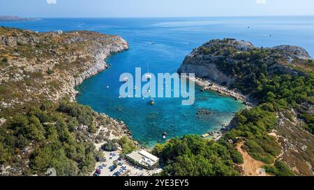 Boote in der Bucht von Anthony Quinn auf der Insel Rhodos in Griechenland. Diese Bucht liegt in einer der beliebtesten Buchten der Insel. Stockfoto