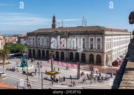 Porto, Portugal - 28. Mai 2024 - Universitätsgebäude mit dem Rektorium der Universität von Porto, Portugal Stockfoto