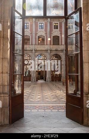 Porto, Portugal - 28. Mai 2024 - Eintritt in den berühmten Innenhof des historischen Börsenpalastes von Porto, Portugal Stockfoto