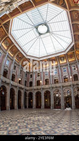 Porto, Portugal - 28. Mai 2024 - reich verzierter Innenhof im historischen Börsenpalast von Porto, Portugal Stockfoto