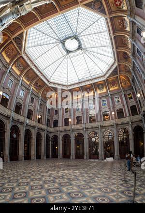 Porto, Portugal - 28. Mai 2024 - reich verzierter Innenhof im historischen Börsenpalast von Porto, Portugal Stockfoto