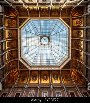 Porto, Portugal - 28. Mai 2024 - Rich dekorierte goldene Innenhofdecke im historischen Börsenpalast von Porto, Portugal Stockfoto