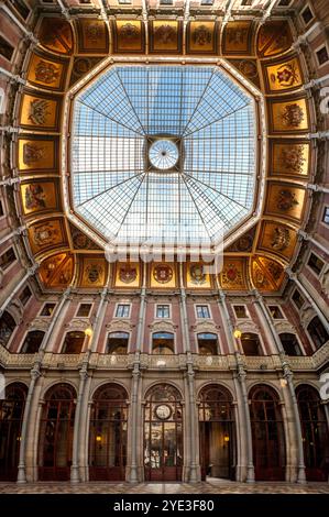 Porto, Portugal - 28. Mai 2024 - Rich dekorierte goldene Innenhofdecke im historischen Börsenpalast von Porto, Portugal Stockfoto