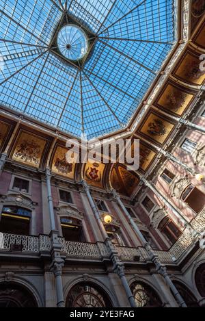 Porto, Portugal - 28. Mai 2024 - Rich dekorierte goldene Innenhofdecke im historischen Börsenpalast von Porto, Portugal Stockfoto