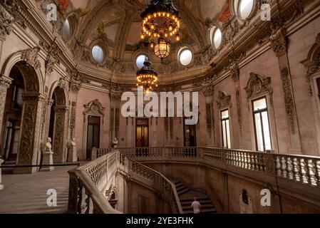 Porto, Portugal - 28. Mai 2024 - Rich dekorierte klassizistische Edeltreppe des historischen Börsenpalastes in Porto, Portugal Stockfoto