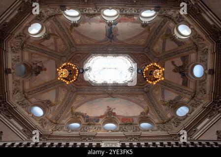 Porto, Portugal - 28. Mai 2024 - Rich dekorierte klassizistische Edeltreppe des historischen Börsenpalastes in Porto, Portugal Stockfoto