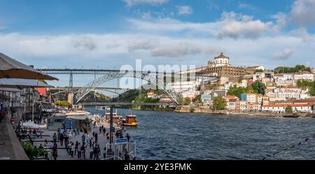 Porto, Portugal - 28. Mai 2024 - Panoramablick auf den Fluss von Porto und die Brücke Luis I, Portugal Stockfoto