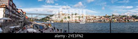 Porto, Portugal - 28. Mai 2024 - Panoramablick auf den Fluss von Porto und die Brücke Luis I, Portugal Stockfoto