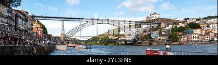 Porto, Portugal - 28. Mai 2024 - Panoramablick auf den Fluss von Porto und die Brücke Luis I, Portugal Stockfoto