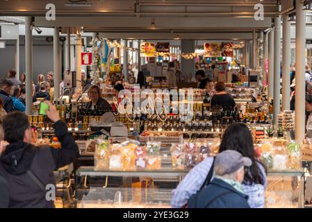 Porto, Portugal - 29. Mai 2024 - lebhafte Aktivität auf dem Bolhao-Markt in Porto, Portugal Stockfoto