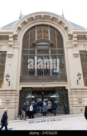 Porto, Portugal - 29. Mai 2024 - Eintritt in die Bolhao Markthalle von Porto, Portugal Stockfoto