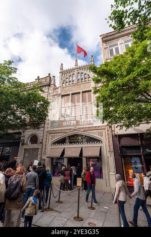 Porto, Portugal - 29. Mai 2024 - Touristen warten vor dem berühmten Buchladen Lello in Porto auf den Eingang, Portugal Stockfoto