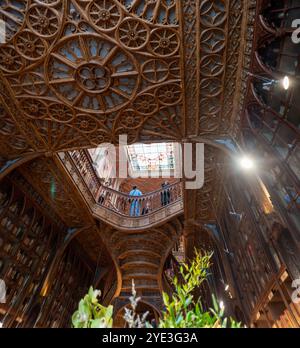 Porto, Portugal - 29. Mai 2024 - wunderschön dekorierte Decke im Buchladen Lello in Porto, Portugal Stockfoto