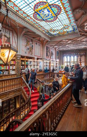 Porto, Portugal - 29. Mai 2024 - berühmte geschwungene Holztreppen im Buchladen Lello in Porto, Portugal Stockfoto