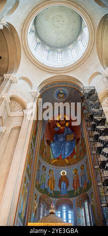 Im Inneren der Dreifaltigkeitskathedrale von Tiflis, allgemein bekannt als Sameba, ist dies die wichtigste Kathedrale der georgisch-orthodoxen Kirche Stockfoto