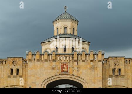 Details am Eingangstor von Sameba oder der Kathedrale der Heiligen Dreifaltigkeit in Tiflis, Georgien. Stockfoto