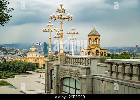 Sameba oder Heilige Dreifaltigkeitskathedrale von Tiflis, Georgien. Wunderschöne orthodoxe georgianische Kirche, umgeben von der Stadt und den Bergen. Stockfoto