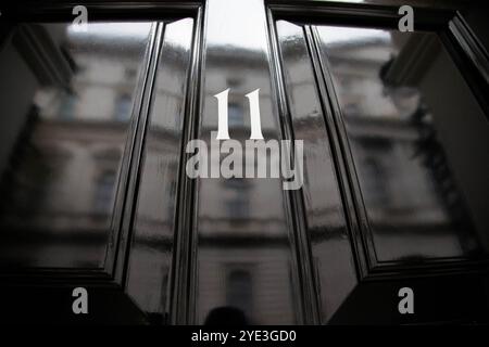 London, England, Großbritannien. Oktober 2024. Die Tür des Büros und Wohnsitzes des britischen Kanzlers von Exchequer in der Downing Street 11. (Kreditbild: © Tayfun Salci/ZUMA Press Wire) NUR REDAKTIONELLE VERWENDUNG! Nicht für kommerzielle ZWECKE! Stockfoto