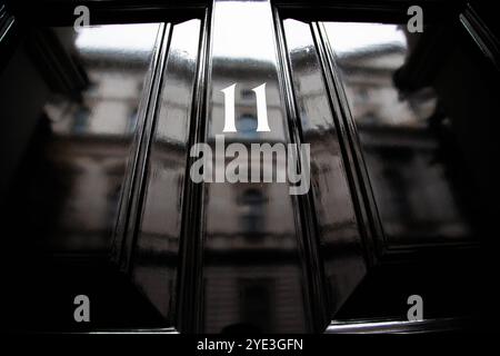 London, England, Großbritannien. Oktober 2024. Die Tür des Büros und Wohnsitzes des britischen Kanzlers von Exchequer in der Downing Street 11. (Kreditbild: © Tayfun Salci/ZUMA Press Wire) NUR REDAKTIONELLE VERWENDUNG! Nicht für kommerzielle ZWECKE! Stockfoto