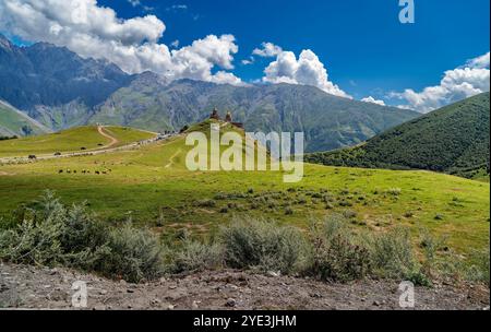 Anzeigen von gergeti Trinity Church (Tsminda Sameba) in Kazbegi, Georgia. Die Kirche in der Nähe des Dorfes Gergeti, unter dem Berg Kazbegi. Stockfoto